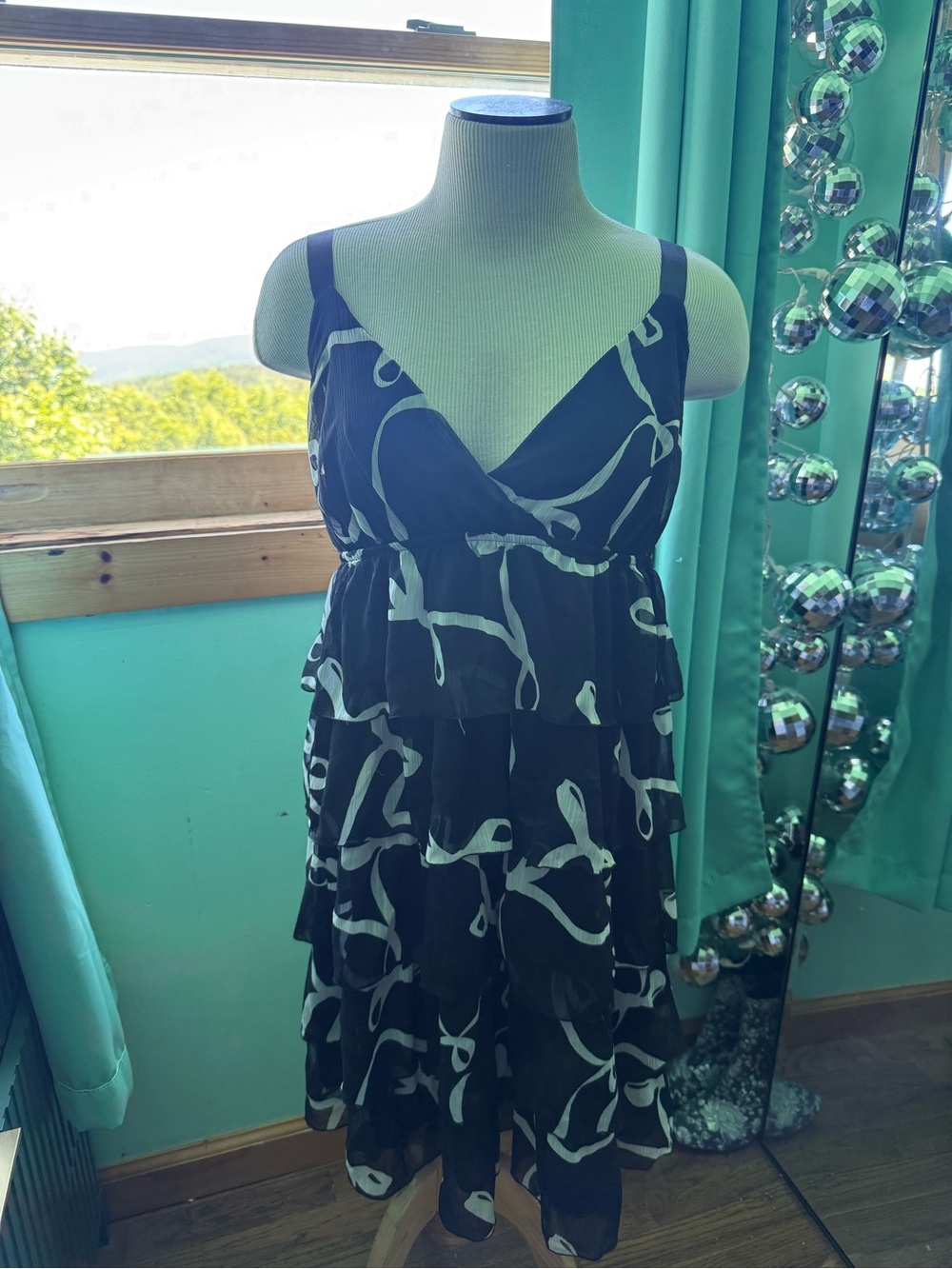 Old Navy Black & White Abstract Tiered V-Neck Midi Dress